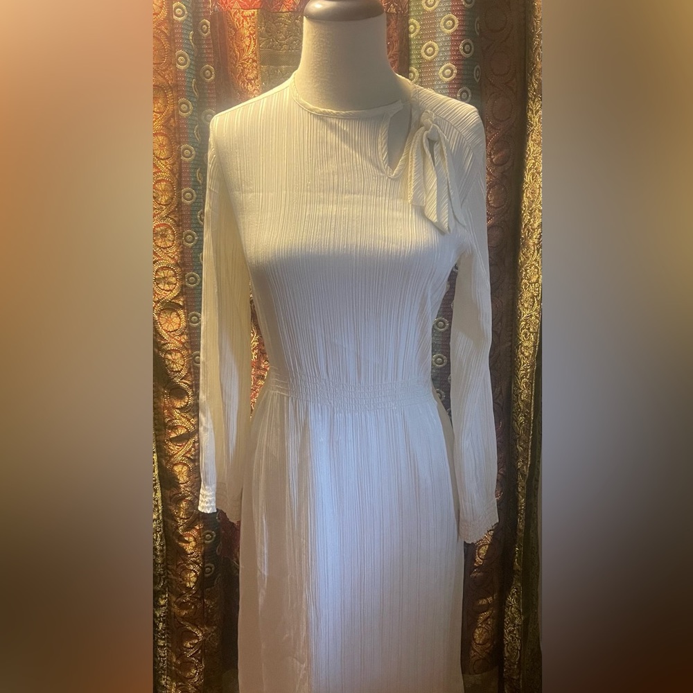 Vintage 1960’s cream dress w/ keyhole neckline.
